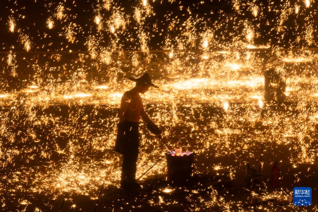 非遗“打铁花”表演点亮上海