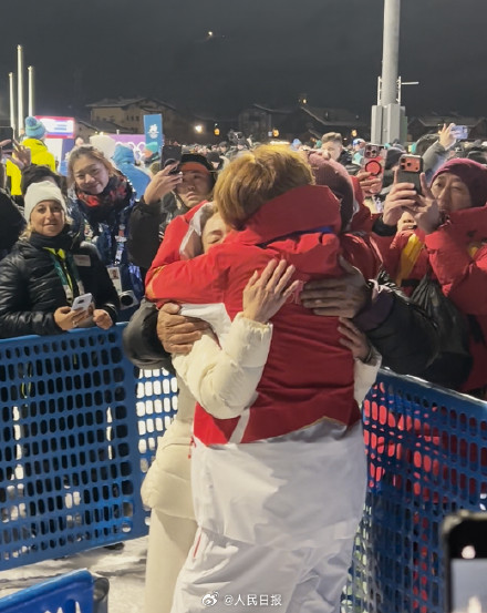 走下领奖台苏翊鸣哭了