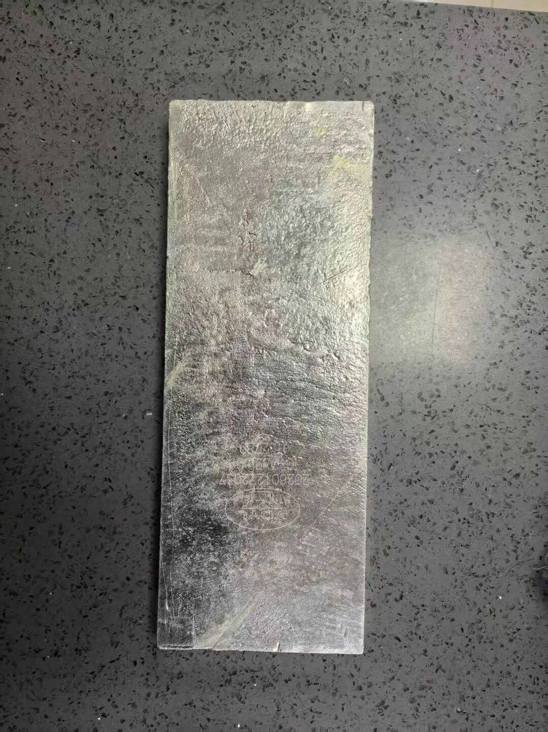 网购椅子多出15公斤银砖!男子紧急报警,警方查出真相→ 网购椅子多出15公斤银砖!男子紧急报警,警方查出真相→