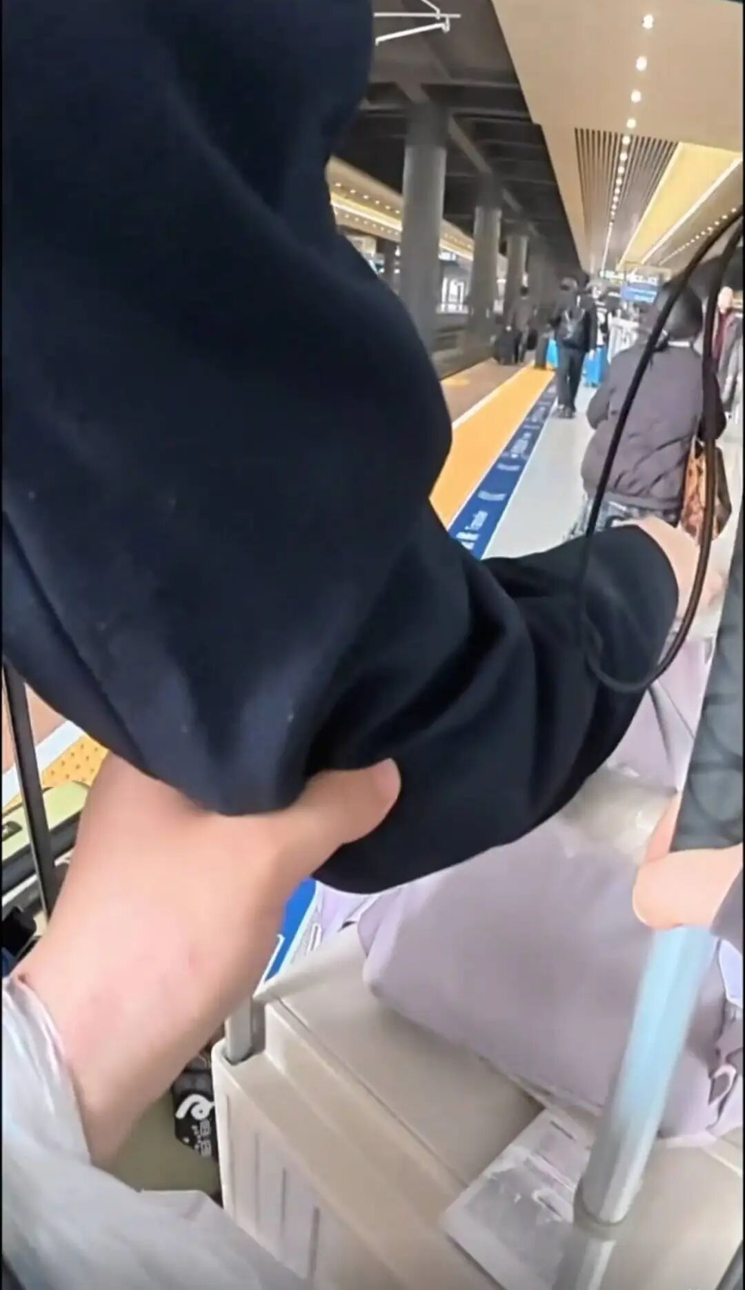 至少14人被拍到!女大学生坐高铁回家,网友:看着看着就哭了 至少14人被拍到!女大学生坐高铁回家,网友:看着看着就哭了