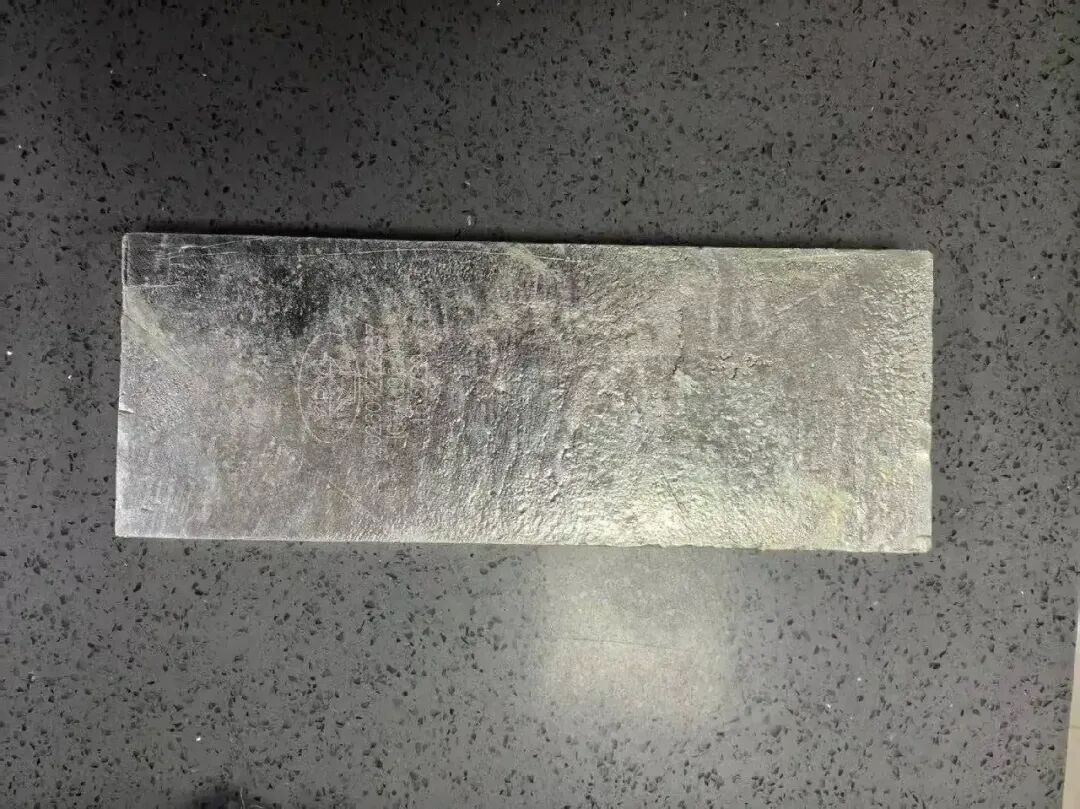 男子花300元买椅子,收到40万元银砖!原因让人意外 男子花300元买椅子,收到40万元银砖!原因让人意外