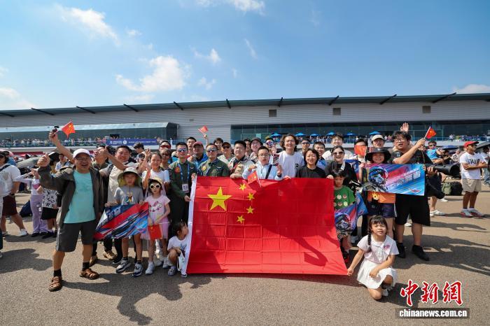 中国空军八一飞行表演队第十届新加坡航展飞行表演圆满收官 中国空军八一飞行表演队第十届新加坡航展飞行表演圆满收官