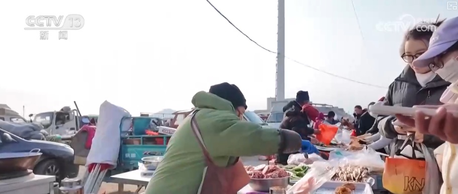 人气“旺起来”市场“热起来” 年货市场供需两旺热热闹闹迎新春