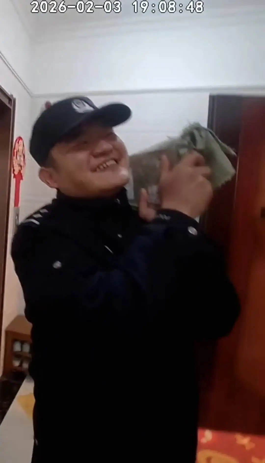 男子网购椅子，却收到30斤银砖价值40万元！公安调查发现……