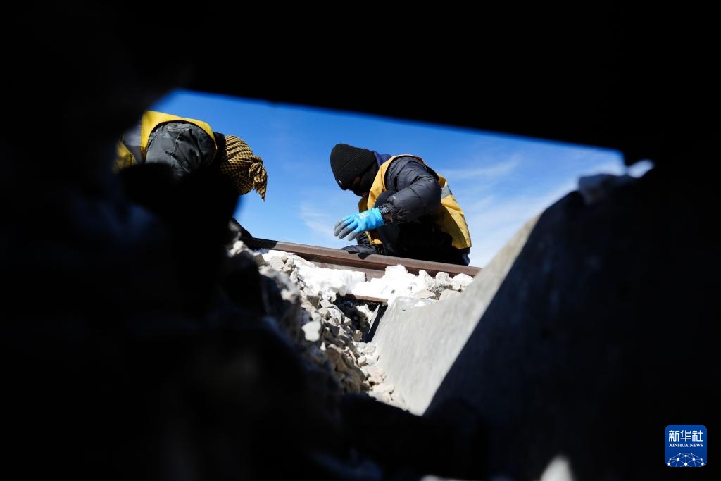 新春走基层丨在昆仑山腹地守护春运路 新春走基层丨在昆仑山腹地守护春运路
