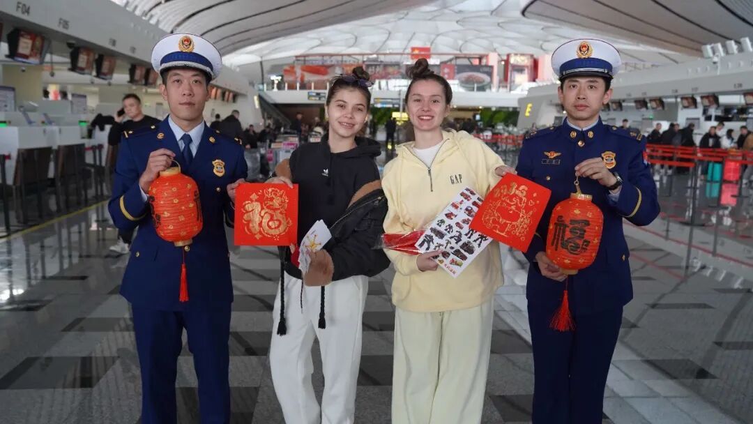大兴消防“花式”宣传护航春运路 机场航站楼里飘出浓浓“消防年味”