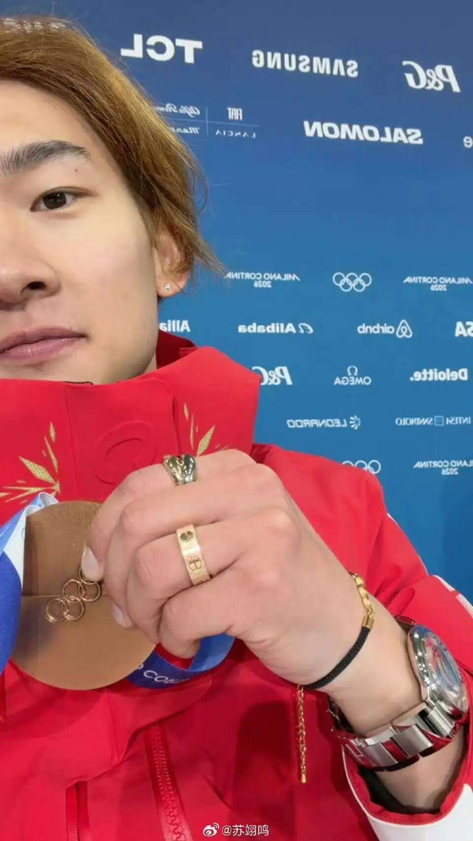 苏翊鸣两届冬奥集齐金银铜，晒与奖牌合影
