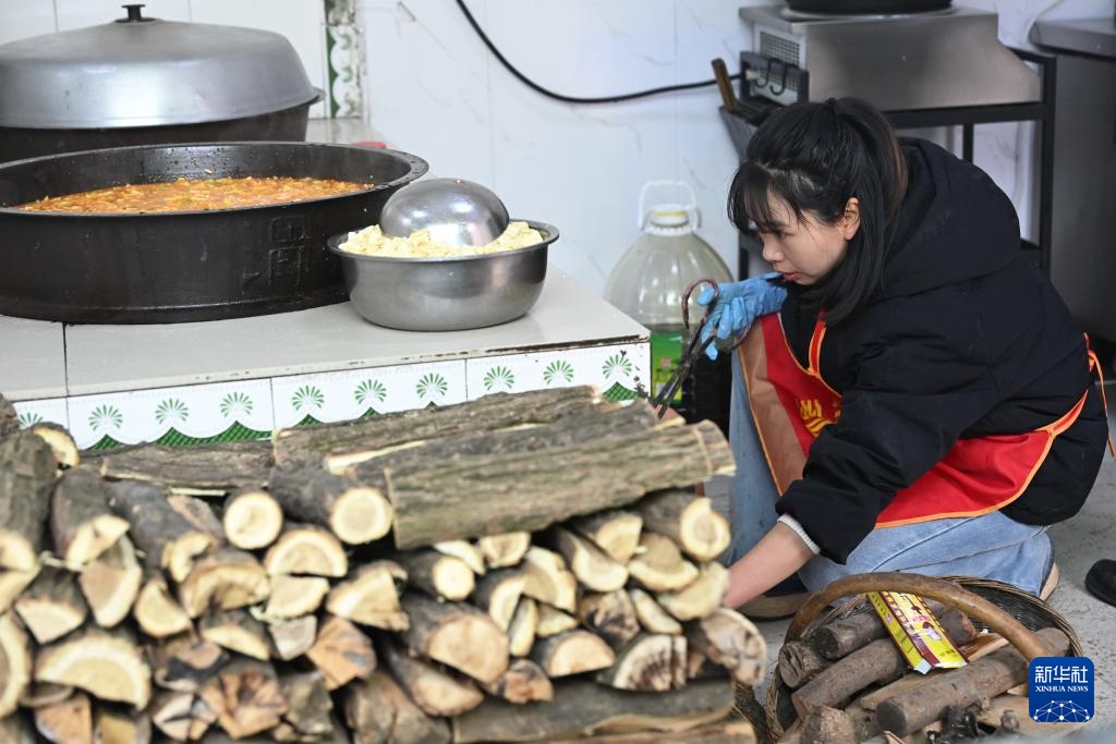 新春走基层丨取碗,强强娃来送饭了! 新春走基层丨取碗,强强娃来送饭了!