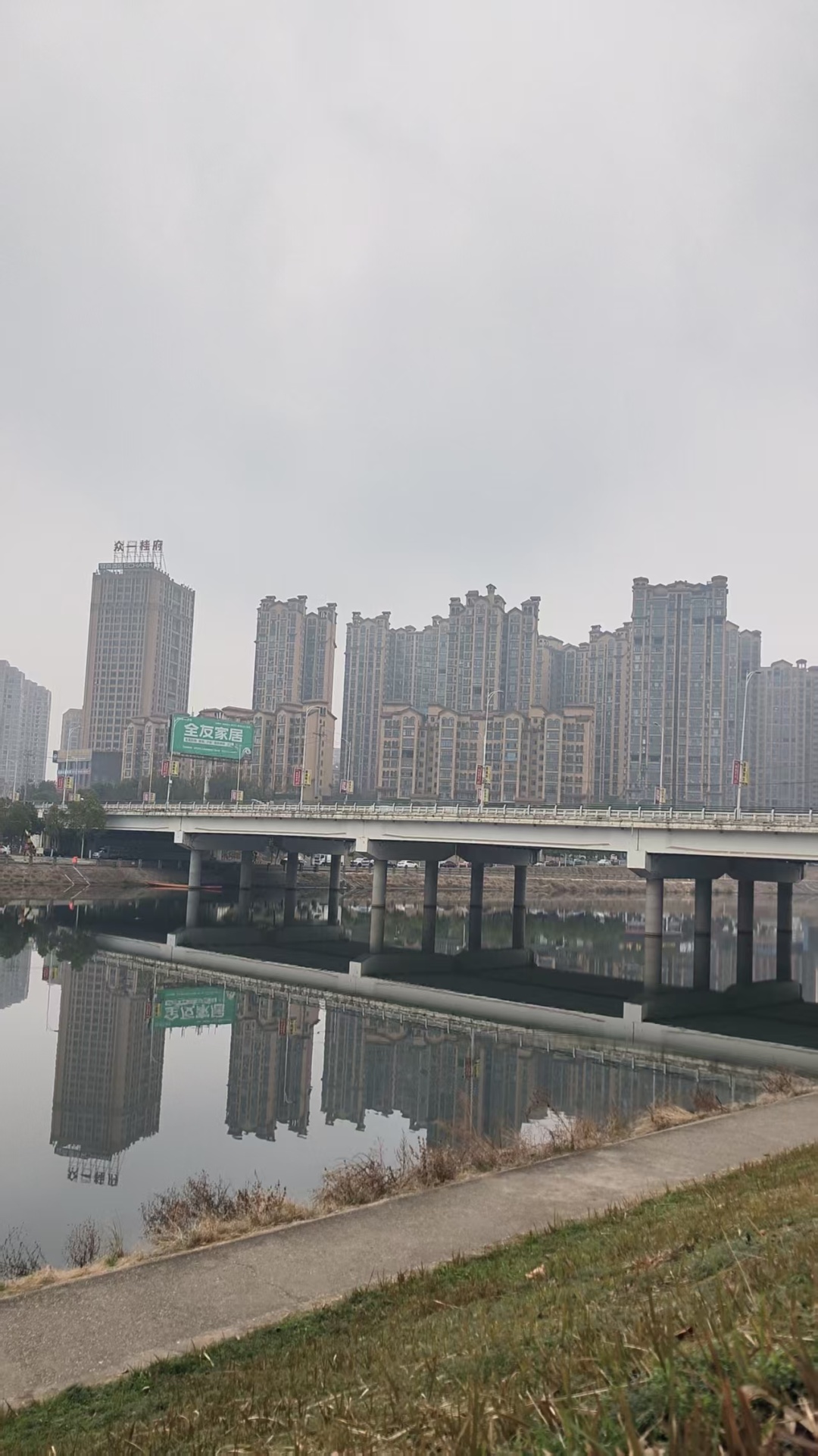 小伙从10多米高大桥跳水救人，妈妈心疼大哭！获救者：对不起，麻烦你了，谢谢