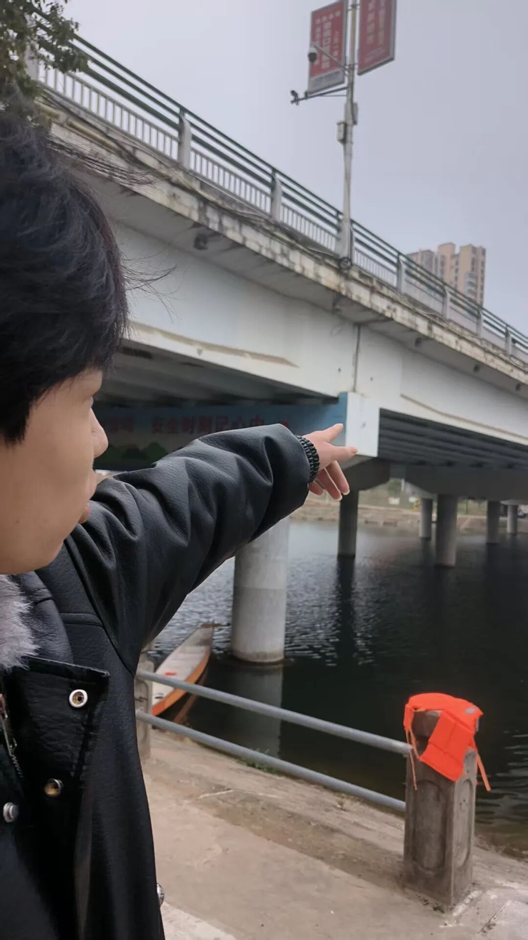 小伙从10多米高大桥跳水救人，妈妈心疼大哭！获救者：对不起，麻烦你了，谢谢