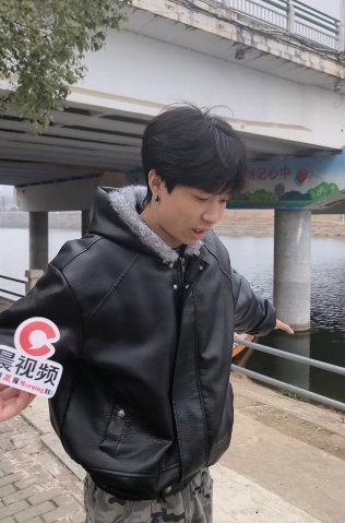 小伙从10多米高大桥跳水救人，妈妈心疼大哭！获救者：对不起，麻烦你了，谢谢