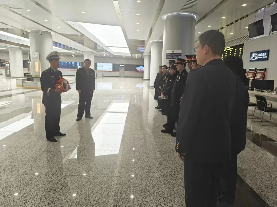 大兴消防“花式”宣传护航春运路 机场航站楼里飘出浓浓“消防年味”