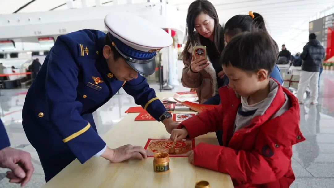 大兴消防“花式”宣传护航春运路 机场航站楼里飘出浓浓“消防年味”