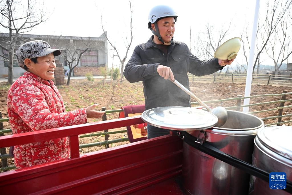 新春走基层丨取碗,强强娃来送饭了! 新春走基层丨取碗,强强娃来送饭了!