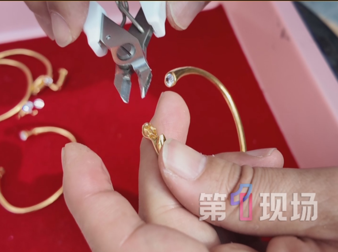 顾客称黄金手镯断裂掉出2颗钢珠，克重少0.3克！店家召回同批次发现有“猫腻”