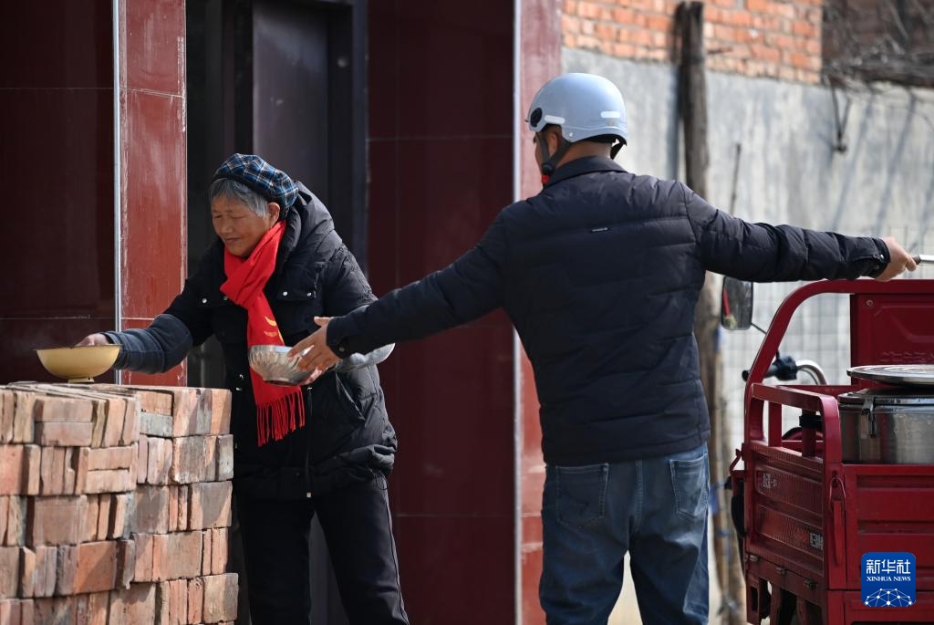 新春走基层丨取碗,强强娃来送饭了! 新春走基层丨取碗,强强娃来送饭了!