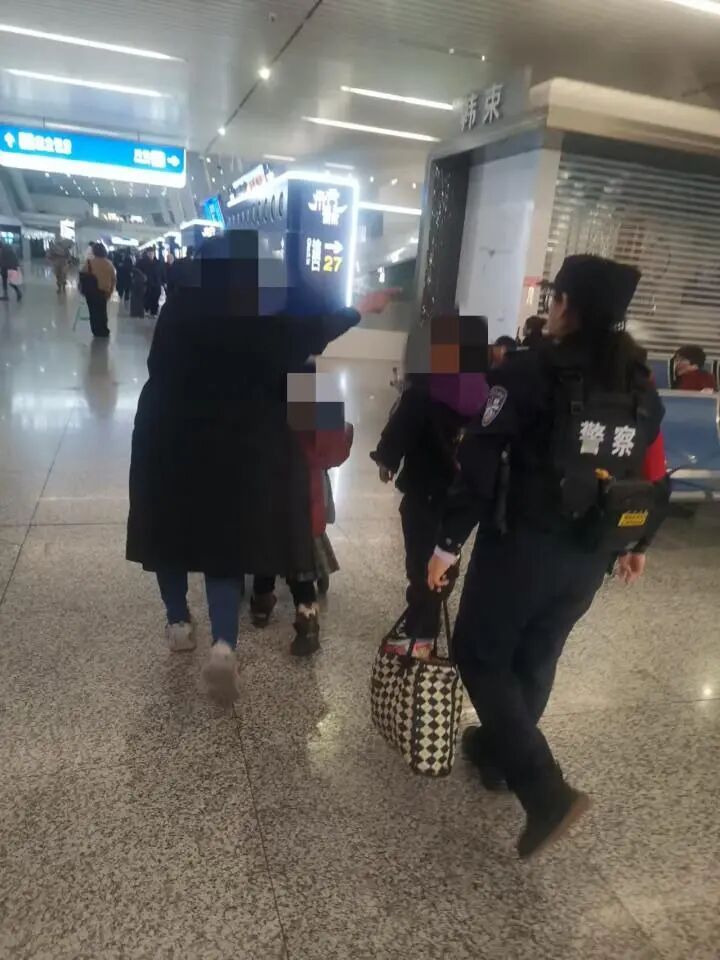 女子独自带三娃赶火车,丢了俩 女子独自带三娃赶火车,丢了俩