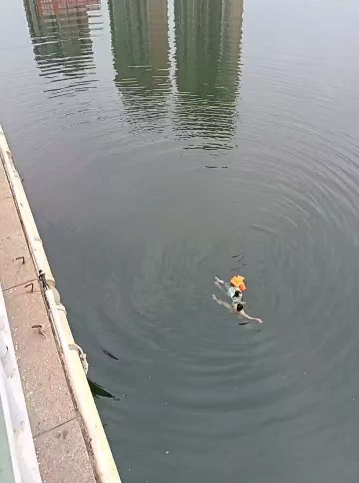 小伙从10多米高大桥跳水救人，妈妈心疼大哭！获救者：对不起，麻烦你了，谢谢