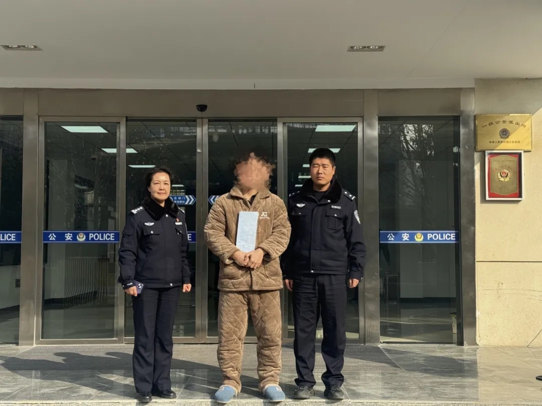 男子网购椅子,多出一块15公斤银板,价值40余万元!警方查出真相→ 男子网购椅子,多出一块15公斤银板,价值40余万元!警方查出真相→