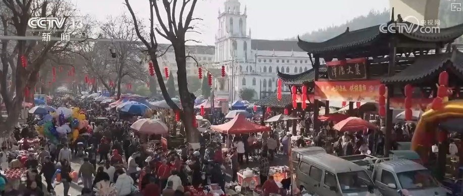 人气“旺起来”市场“热起来” 年货市场供需两旺热热闹闹迎新春