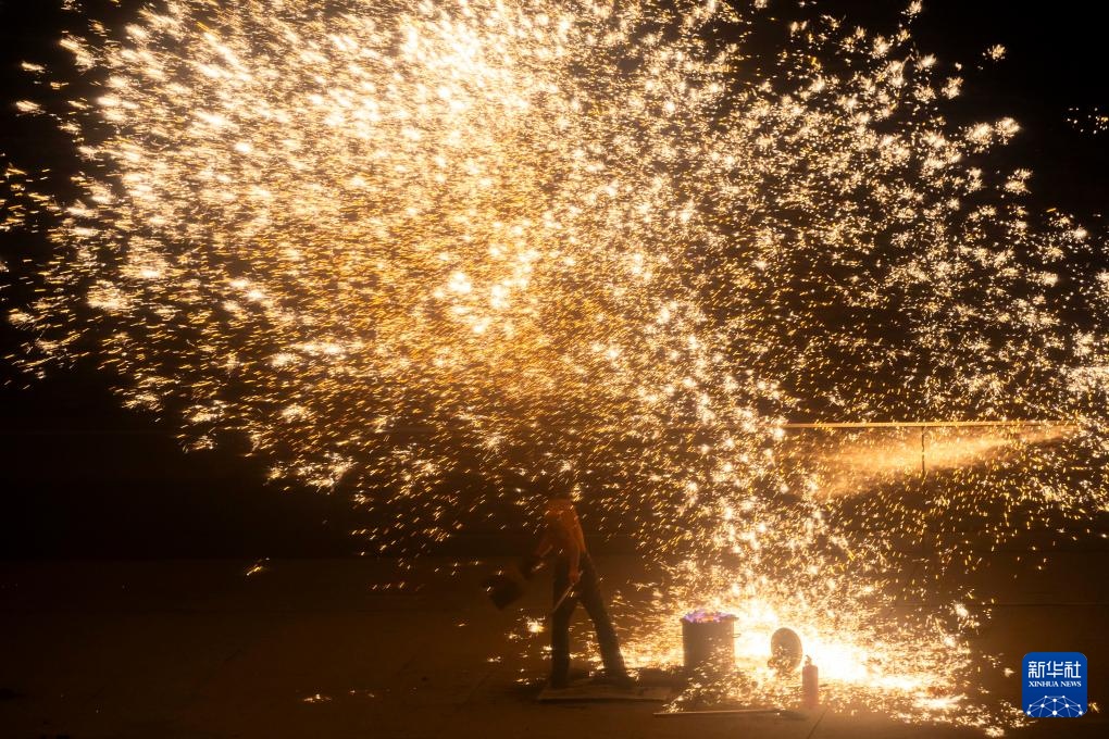 非遗“打铁花”表演点亮上海