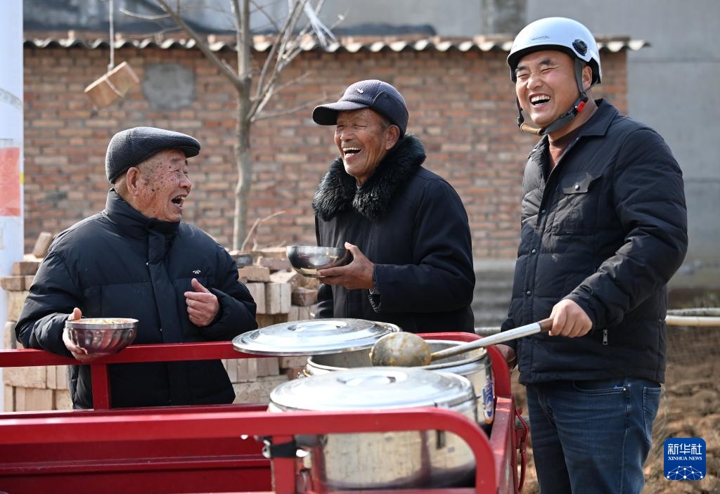 新春走基层丨取碗,强强娃来送饭了! 新春走基层丨取碗,强强娃来送饭了!