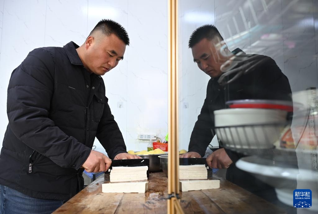 新春走基层丨取碗,强强娃来送饭了! 新春走基层丨取碗,强强娃来送饭了!