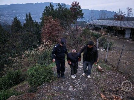 老人深山失联，无人机锁定位置成功营救