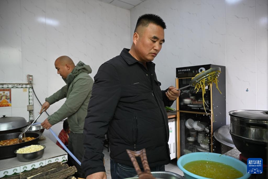 新春走基层丨取碗,强强娃来送饭了! 新春走基层丨取碗,强强娃来送饭了!