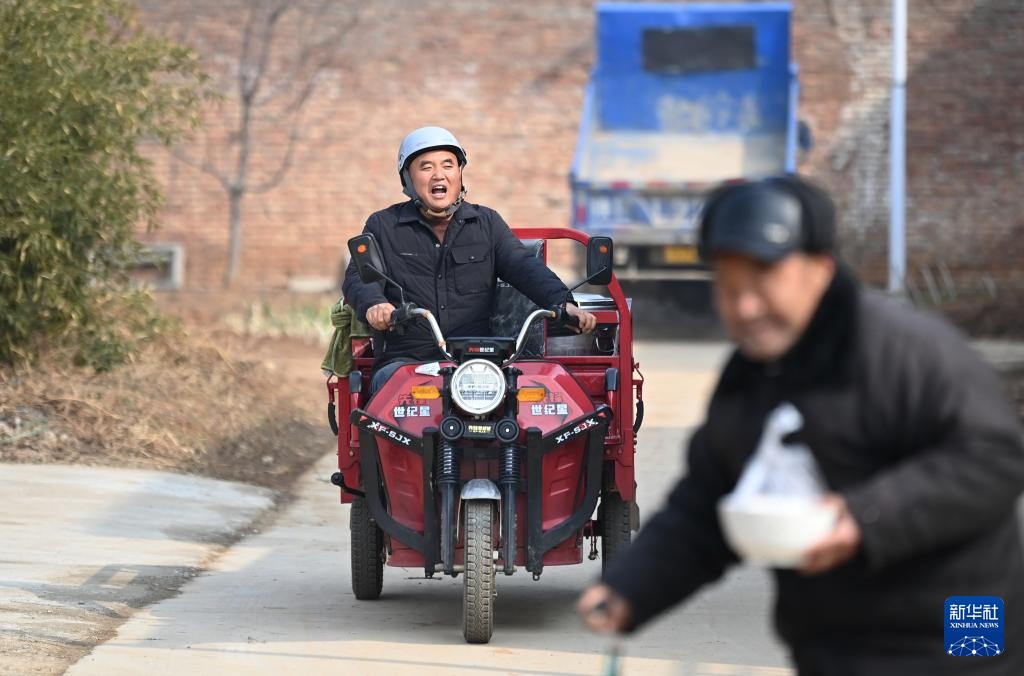 新春走基层丨取碗,强强娃来送饭了! 新春走基层丨取碗,强强娃来送饭了!