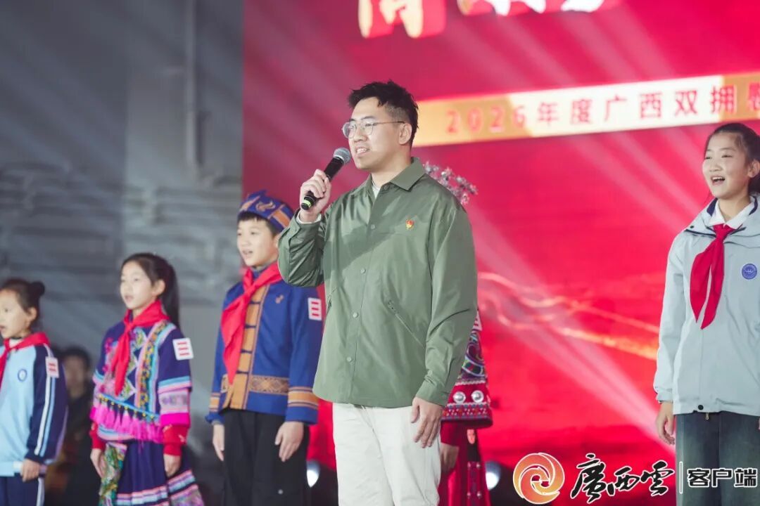 27年前捐140元造航母的钦州男孩，如今带广西娃登上广西舰！