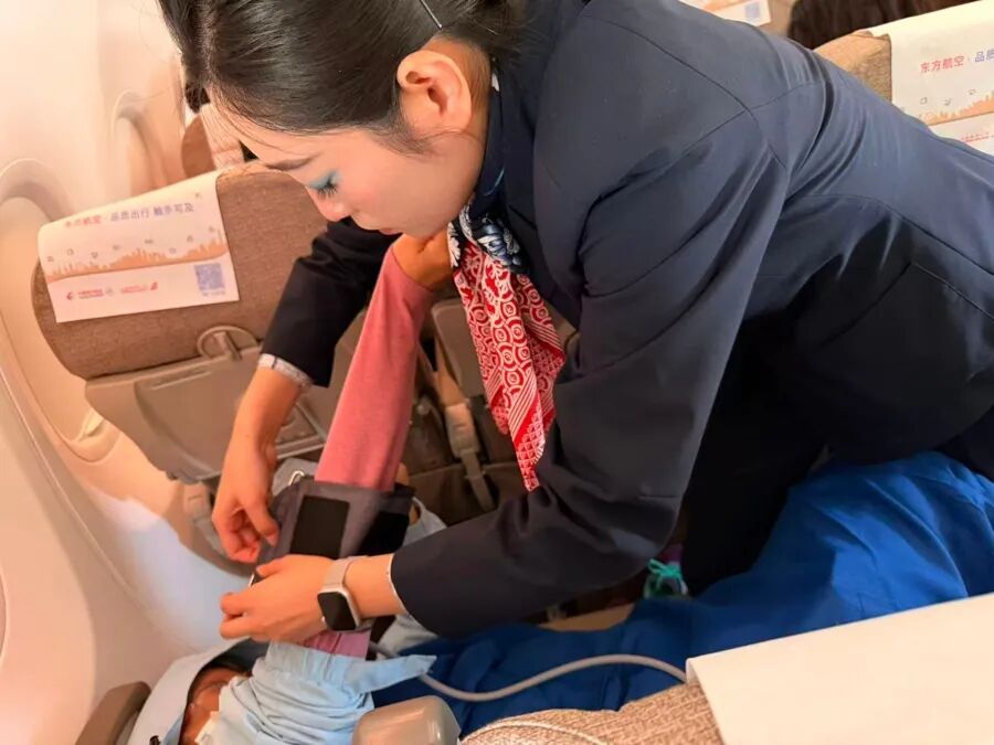 事发飞往上海航班!有乘客突然面色苍白!居然冲出一个瑞金医院团队... 事发飞往上海航班!有乘客突然面色苍白!居然冲出一个瑞金医院团队...