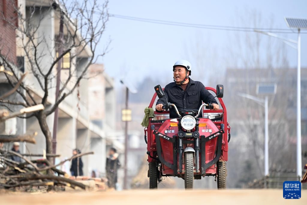 新春走基层丨取碗,强强娃来送饭了! 新春走基层丨取碗,强强娃来送饭了!