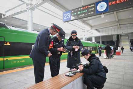 旅客误拿含3万元现金背包 铁路多方联动火速归还