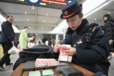 旅客误拿含3万元现金背包 铁路多方联动火速归还