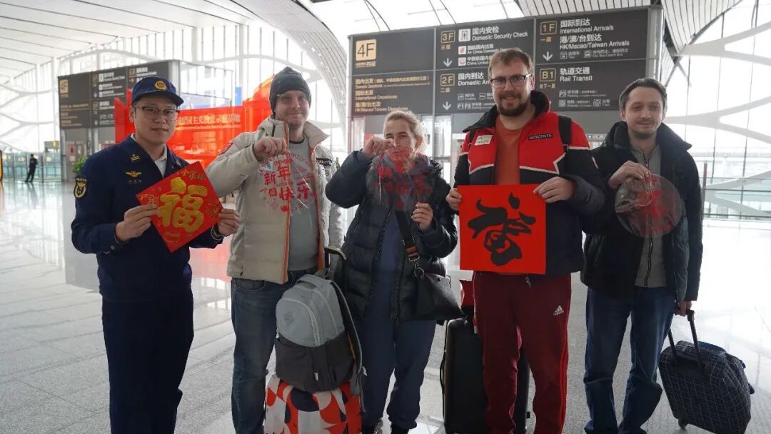 大兴消防“花式”宣传护航春运路 机场航站楼里飘出浓浓“消防年味”