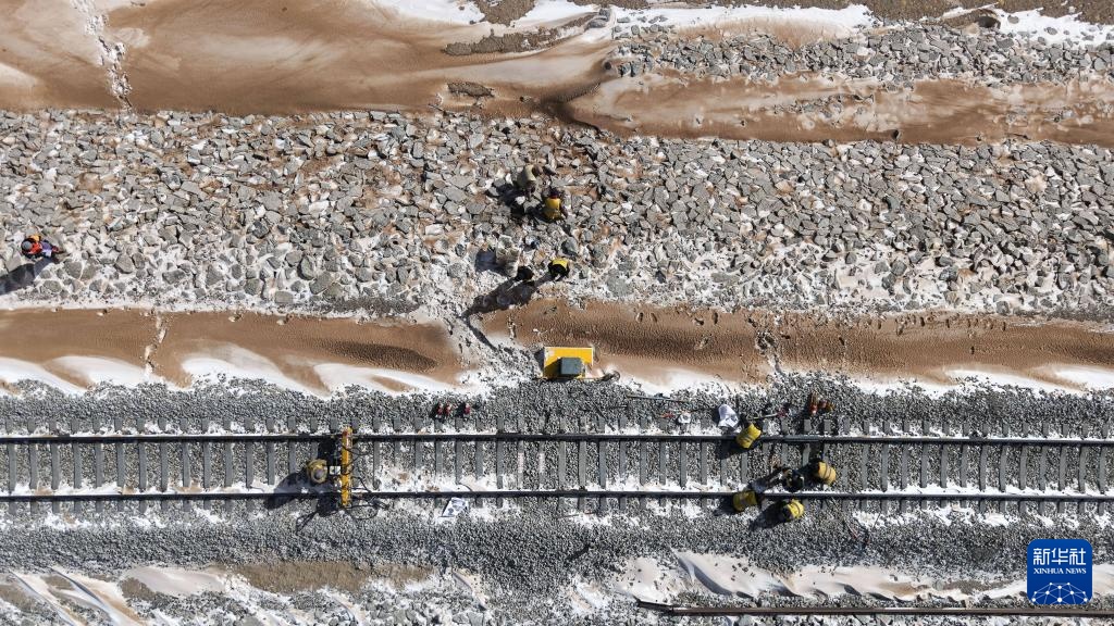新春走基层丨在昆仑山腹地守护春运路 新春走基层丨在昆仑山腹地守护春运路