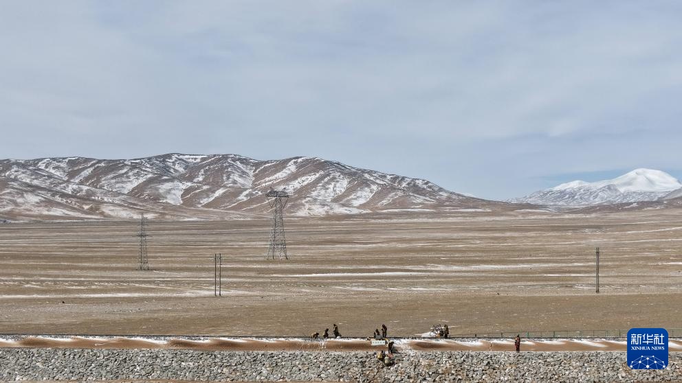 新春走基层丨在昆仑山腹地守护春运路 新春走基层丨在昆仑山腹地守护春运路