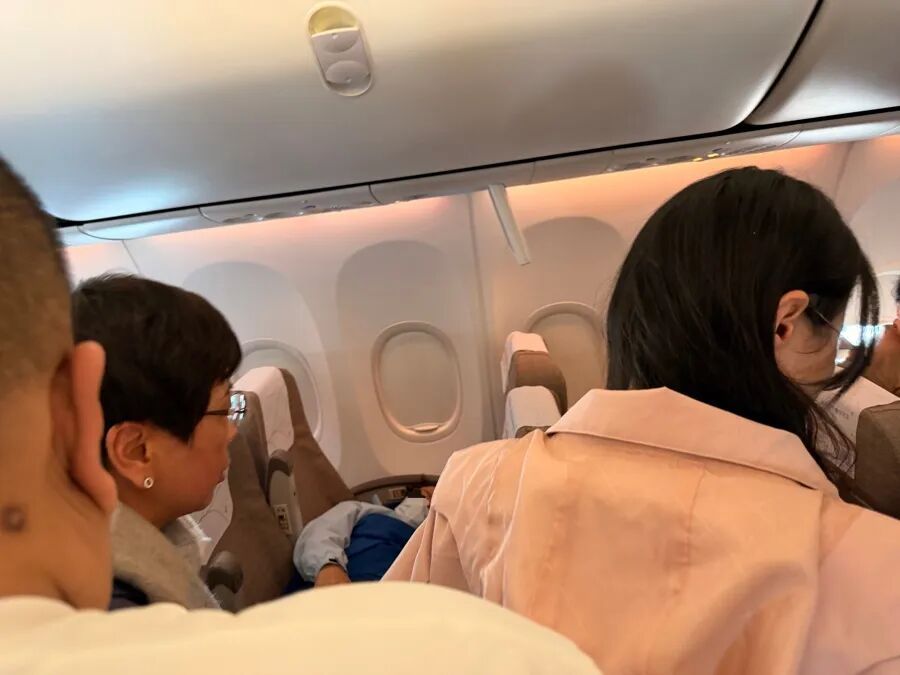 事发飞往上海航班!有乘客突然面色苍白!居然冲出一个瑞金医院团队... 事发飞往上海航班!有乘客突然面色苍白!居然冲出一个瑞金医院团队...