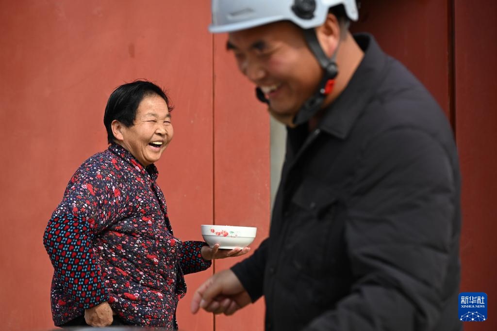 新春走基层丨取碗,强强娃来送饭了! 新春走基层丨取碗,强强娃来送饭了!