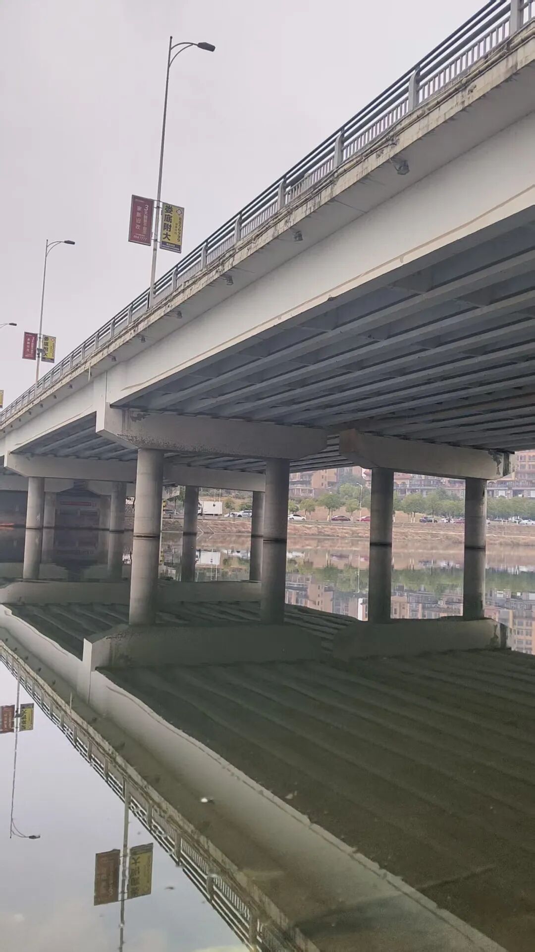 小伙从10多米高大桥跳水救人，妈妈心疼大哭！获救者：对不起，麻烦你了，谢谢