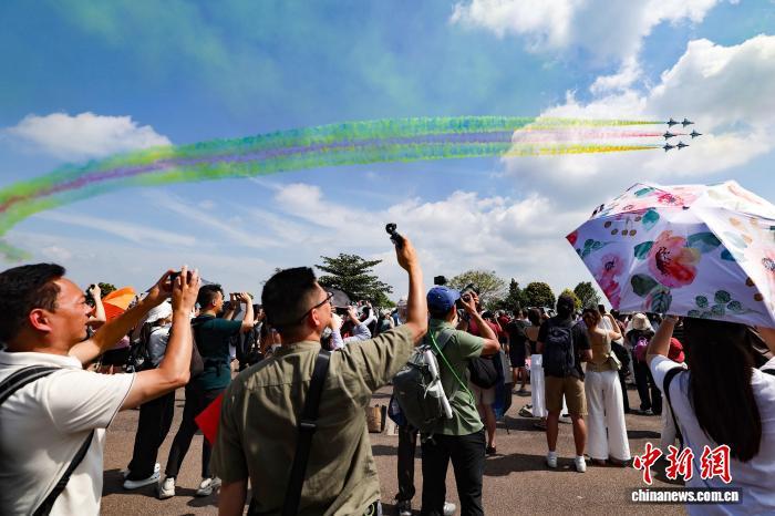 中国空军八一飞行表演队第十届新加坡航展飞行表演圆满收官 中国空军八一飞行表演队第十届新加坡航展飞行表演圆满收官