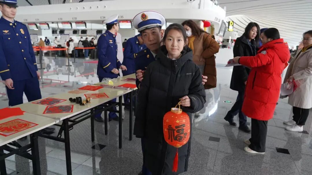 大兴消防“花式”宣传护航春运路 机场航站楼里飘出浓浓“消防年味”