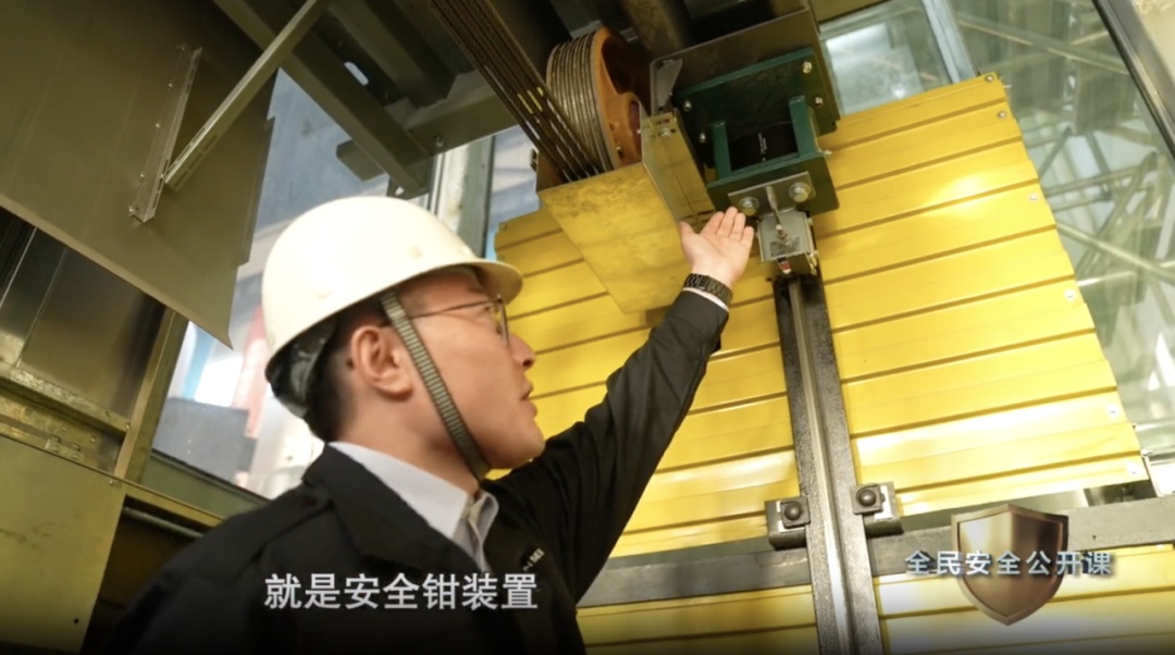这扇门，千万别倚靠！小心坠落