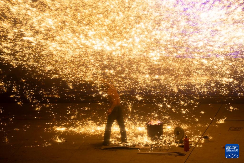 非遗“打铁花”表演点亮上海