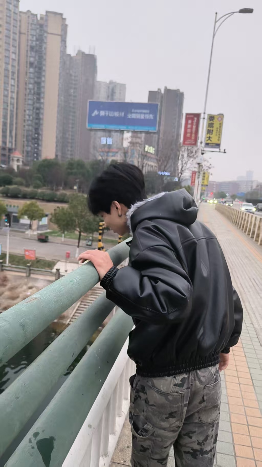 小伙从10多米高大桥跳水救人，妈妈心疼大哭！获救者：对不起，麻烦你了，谢谢