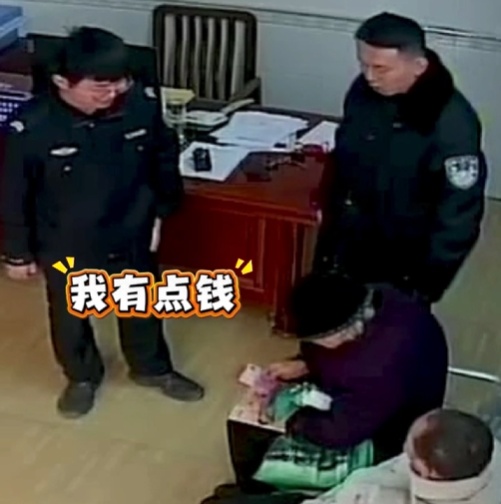 吓“崩溃”！乘车48公里，攥着1000元...民警巧妙“收下”老人的心意