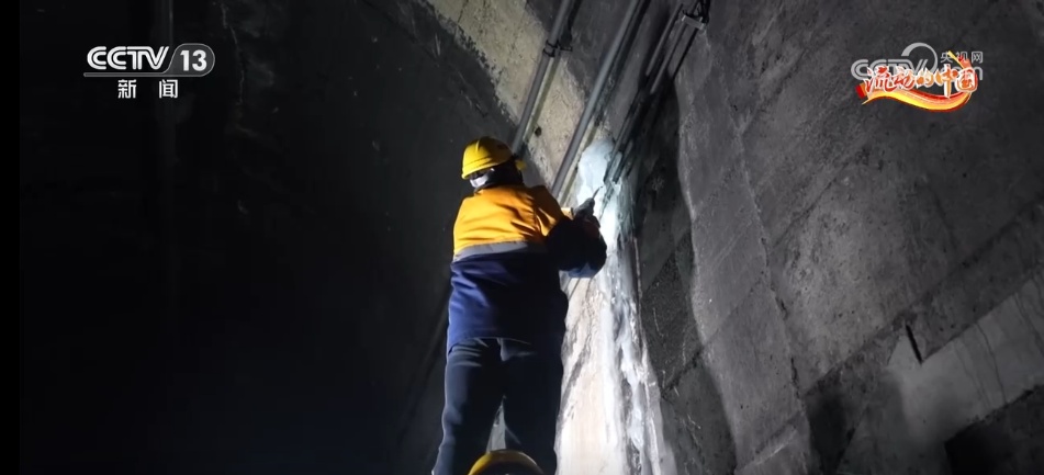 2026年春运 | 用青春战冰 隧道里“打冰人”守护安全归乡路 2026年春运 | 用青春战冰 隧道里“打冰人”守护安全归乡路