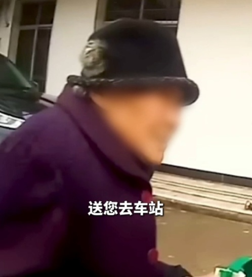 吓“崩溃”！乘车48公里，攥着1000元...民警巧妙“收下”老人的心意