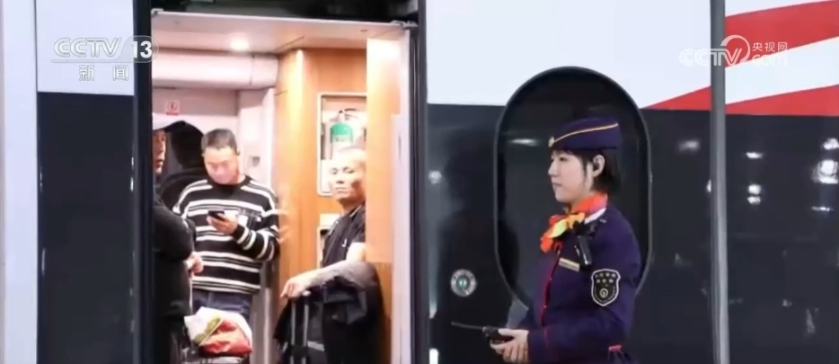 多地加开“夕发朝至”高铁缓解运输压力 精细化服务让春运之路暖意融融 多地加开“夕发朝至”高铁缓解运输压力 精细化服务让春运之路暖意融融